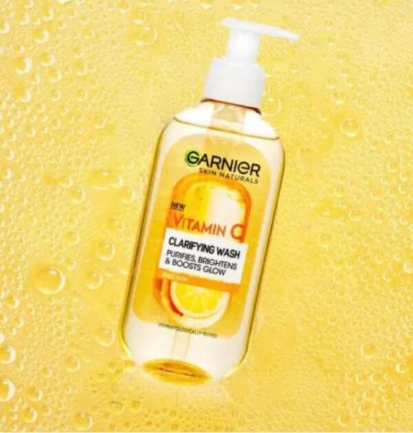 غسول غارنييه فيتامين C للتفتيح والإشراقة