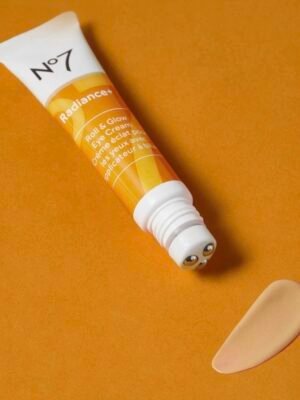 كريم العين No7 Radiance+ Roll & Glow
إذا تعانين من هالات، تعب، أو بهتان تحت العين