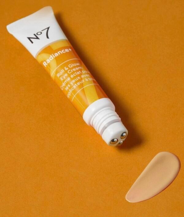 كريم العين No7 Radiance+ Roll & Glow
إذا تعانين من هالات، تعب، أو بهتان تحت العين