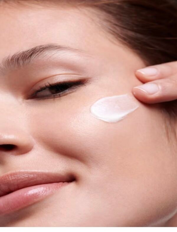 Garnier Vitamin C Brightening Day Cream
كريم نهاري يفتح ويغذّي البشرة ويخلّيها مضيّة من أول استعمال