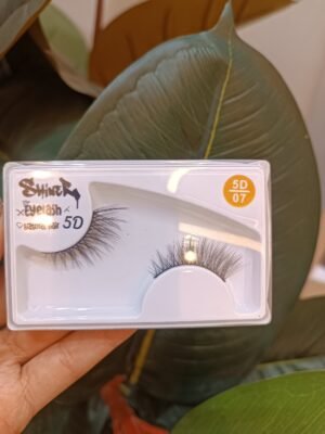 رموش رموش شاينر (Shiner) هي رموش صناعية بمظهر طبيعي وكثيف، مصنوعة من شعر طبيعي بنسبة 100%. تتوفر هذه الرموش بتصميم 5D، مما يعني أنها توفر كثافة وطبقات متعددة. 