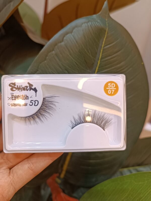 رموش رموش شاينر (Shiner) هي رموش صناعية بمظهر طبيعي وكثيف، مصنوعة من شعر طبيعي بنسبة 100%. تتوفر هذه الرموش بتصميم 5D، مما يعني أنها توفر كثافة وطبقات متعددة. 