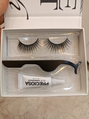 مجموعة لاصق ورموش PRECIOSA منتج تجميلي للعينين يهدف إلى توفير إطلالة رموش أنيقة وطبيعية. 