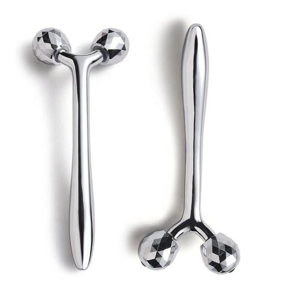 أداة تجميل يدوية تُعرف بـ الرول الدوار للوجه أو مدلك الوجه ثلاثي الأبعاد.