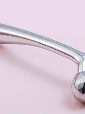 أداة تجميل يدوية تُعرف بـ الرول الدوار للوجه أو مدلك الوجه ثلاثي الأبعاد.