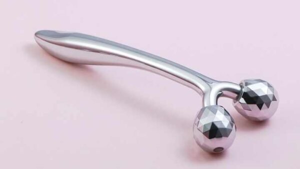 أداة تجميل يدوية تُعرف بـ الرول الدوار للوجه أو مدلك الوجه ثلاثي الأبعاد.